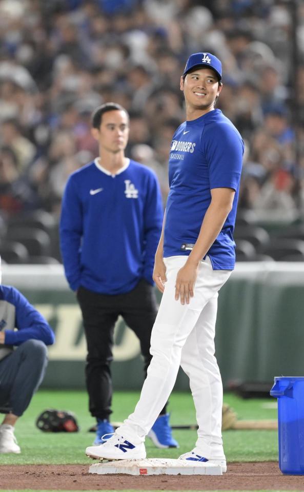 　走塁練習中、笑みを浮かべる大谷（撮影・伊藤笙子）