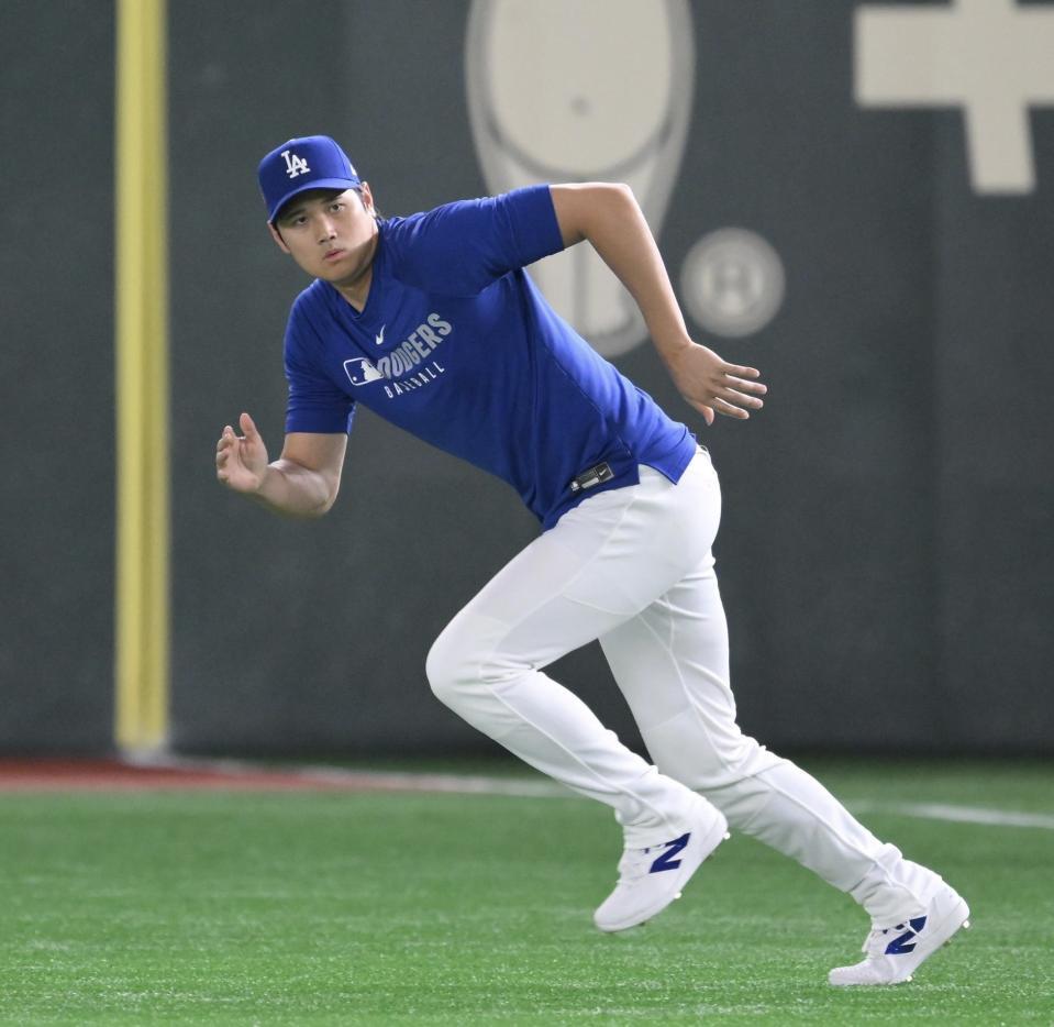 　グラウンドに姿を見せ、ダッシュをする大谷（撮影・伊藤笙子）