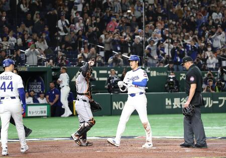 　３回、２ランを放ち生還する大谷。左は甲斐（撮影・佐々木彰尚）