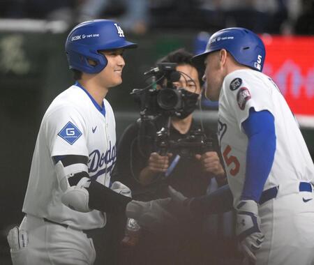 　３回、右越え２ランを放ち、フリーマン（右）に迎えられる大谷（撮影・伊藤笙子）