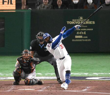 　３回、Ｔ・ヘルナンデスがソロを放つ（撮影・堀内翔）