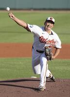 　先発し、３回１／３を１安打無失点だった菅野（共同）