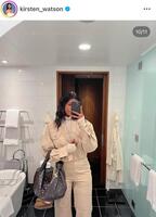 　ホテルの部屋で。ワトソンさんのインスタグラム＠ｋｉｒｓｔｅｎ＿ｗａｔｓｏｎより