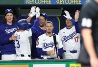 　３回、先制ソロを放ったコンフォルト（左）を出迎える大谷（撮影・佐々木彰尚）