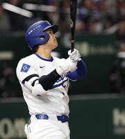 　３回、大谷は右越えに２ランを放つ（撮影・佐々木彰尚）