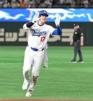 　３回、右越え２ランを放ち、ポーズをする大谷（撮影・伊藤笙子）