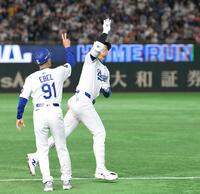 　３回、右越え２ランを放ち、エベルコーチ（左）とポーズを決める大谷（撮影・伊藤笙子）