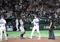 　３回、２ランを放ち生還する大谷。左は甲斐（撮影・佐々木彰尚）