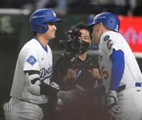 　３回、右越え２ランを放ち、フリーマン（右）に迎えられる大谷（撮影・伊藤笙子）