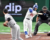 　３回、先制ソロを放つコンフォルト