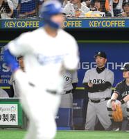 　３回、コンフォルト（手前）のソロで先制を許し、硬い表情の阿部監督（撮影・伊藤笙子）