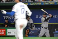 　５回、大谷（手前）の打席でバットを構える阿部監督（撮影・伊藤笙子）