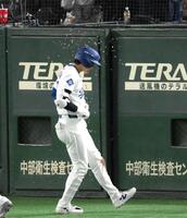 　３回、生還してひまわりの種をかけられる大谷（撮影・堀内翔）