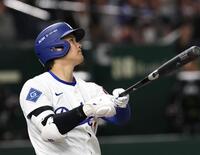 　３回、大谷は右越えに２ランを放つ（撮影・佐々木彰尚）