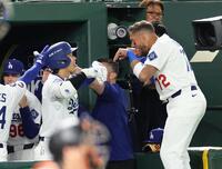 　３回、２ランを放ち、ロハスとデコピンポーズを決める大谷（撮影・佐々木彰尚）