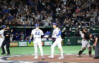 　３回、２ランを放ち生還する大谷（撮影・佐々木彰尚）
