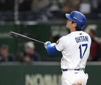 　３回、確信の右越え２ランを放ち、打球を見つめる大谷（撮影・伊藤笙子）