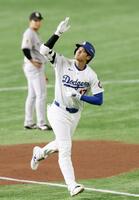 　３回、２点本塁打を放ち三塁を回る大谷