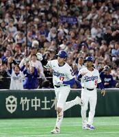 　３回、２ランを放ち本塁に向かう大谷（左）