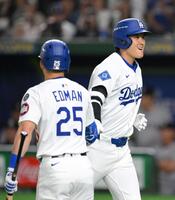 　３回、右越え２ランを放ち、エドマン（左）に迎えられる大谷（撮影・伊藤笙子）