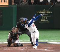 　３回、Ｔ・ヘルナンデスがソロを放つ（撮影・堀内翔）