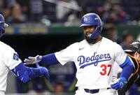 　３回、２ランを放ち生還するＴ・ヘルナンデス（撮影・佐々木彰尚）