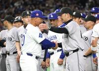 　試合後、阿部監督と握手をするロバーツ監督（撮影・佐々木彰尚）