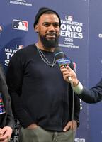 　私服でヒーローインタビューを受けるＴ・ヘルナンデス（撮影・伊藤笙子）