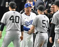 　試合後、巨人ナインと握手を交わすロバーツ監督（中央）