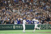 　３回、２点本塁打を放ち本塁に向かう大谷（右）