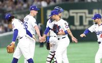　勝利に喜ぶドジャースナイン（撮影・佐々木彰尚）