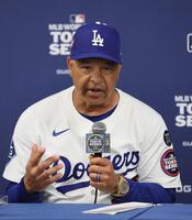 　巨人戦後に記者会見をするロバーツ監督（代表撮影）