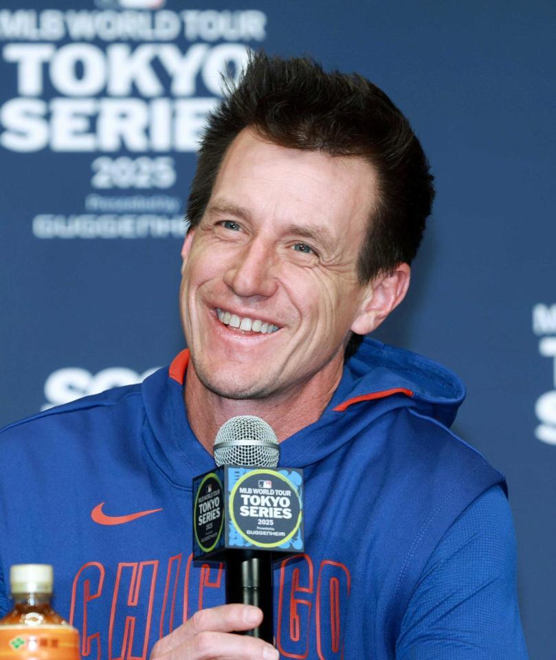 　笑顔で取材に応じるカブス・カウンセル監督（撮影・金田祐二）