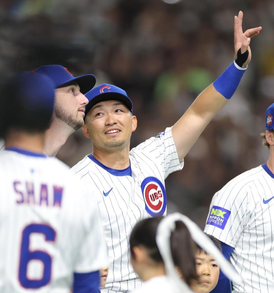 　セレモニーでスタンドに手を振る鈴木（撮影・西岡正）