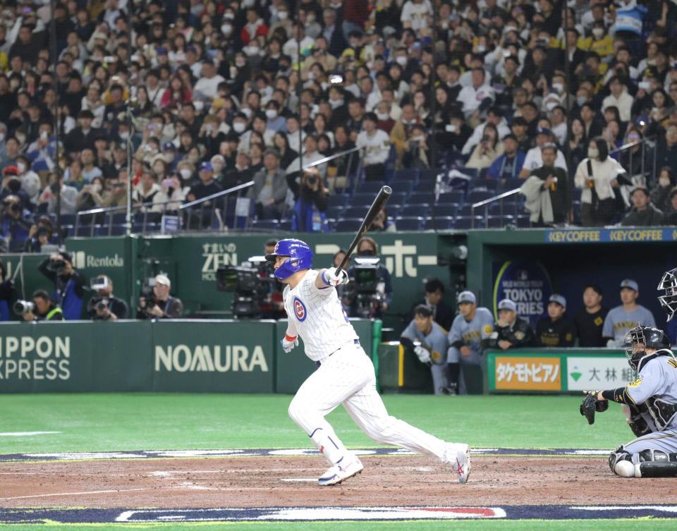 　７回、左前打を放つ鈴木（撮影・西岡正）