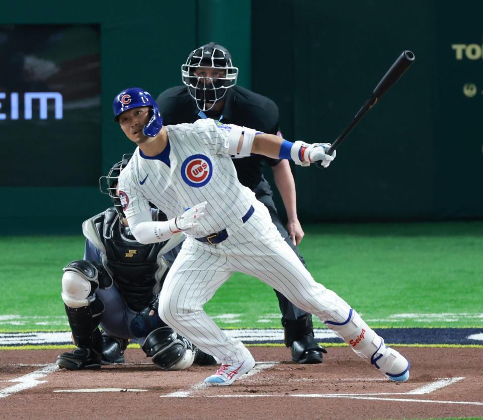 　１回、中飛を放つ鈴木（撮影・金田祐二）