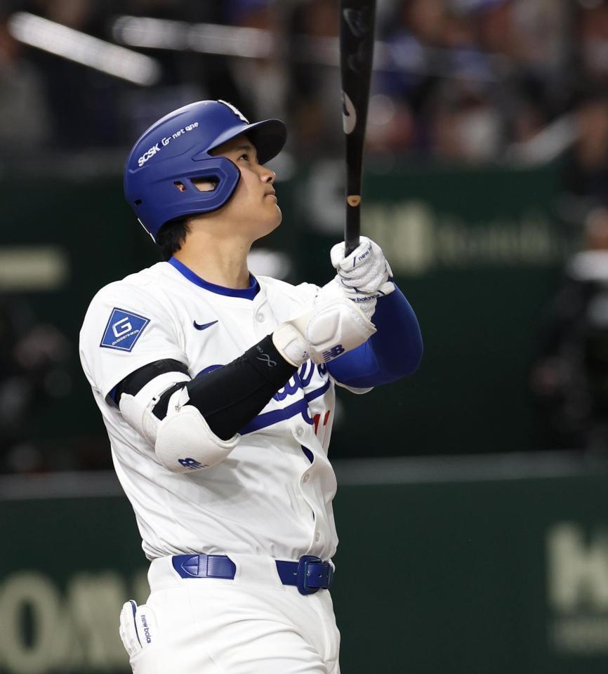 　３回、大谷は右越えに２ランを放つ（撮影・佐々木彰尚）