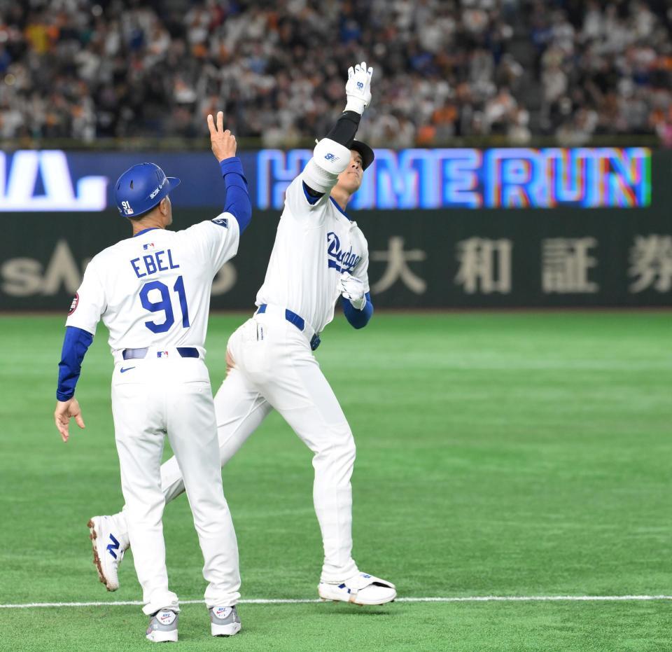 　３回、右越え２ランを放ち、エベルコーチ（左）とポーズを決める大谷（撮影・伊藤笙子）