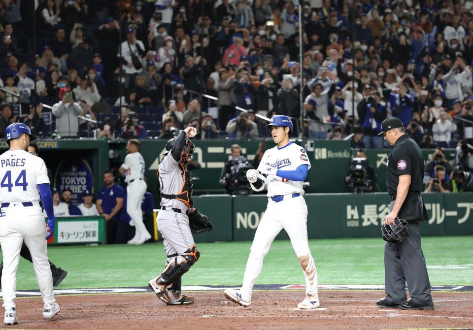 　３回、２ランを放ち生還する大谷。左は甲斐（撮影・佐々木彰尚）