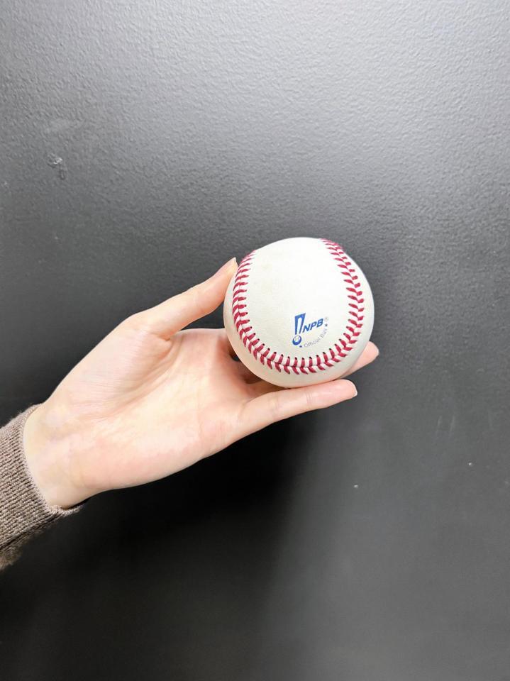 　女性がキャッチした大谷のホームランボール（撮影・滋野航太）