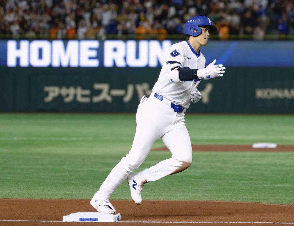 　３回、２点本塁打を放ち三塁を回る大谷