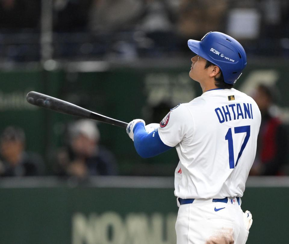 　３回、確信の右越え２ランを放ち、打球を見つめる大谷（撮影・伊藤笙子）