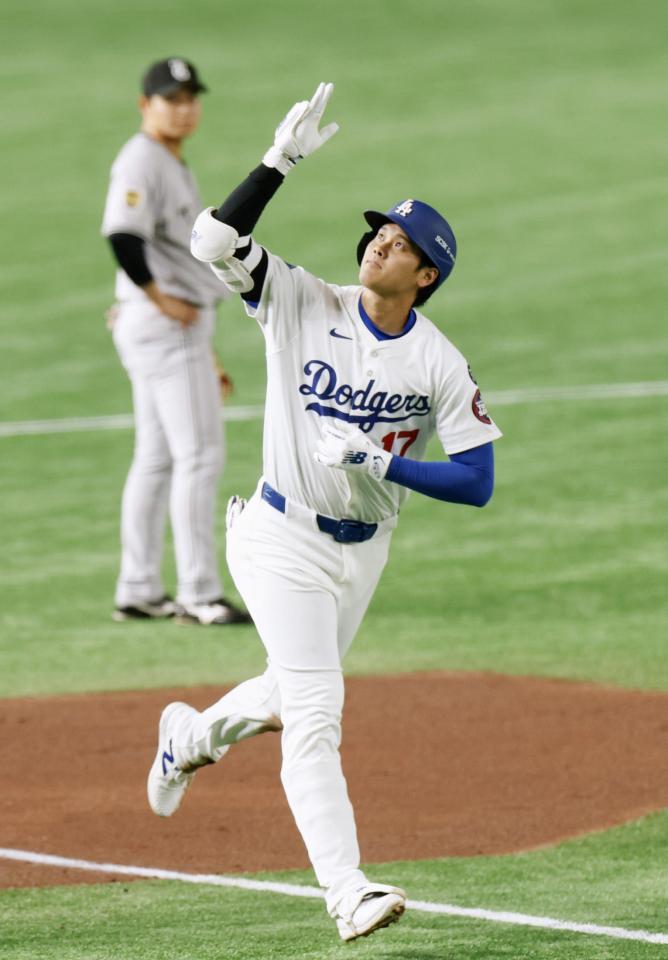 　３回、２点本塁打を放ち三塁を回る大谷