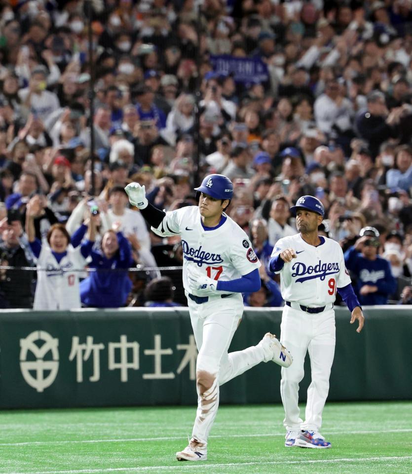 　３回、２ランを放ち本塁に向かう大谷（左）