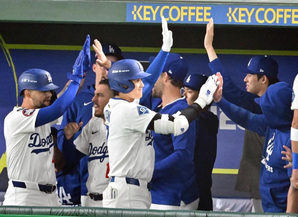 　３回、佐々木（後方右）らナインに迎えられる大谷