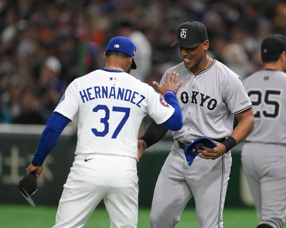 　試合前セレモニーでＴ・ヘルナンデス（左）と帽子を交換したヘルナンデス（撮影・伊藤笙子）