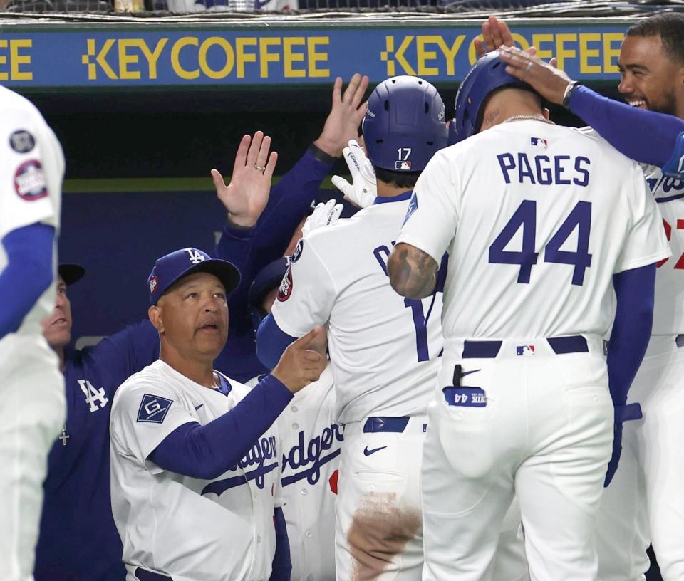 　３回、２ランを放った大谷らを出迎えるロバーツ監督（撮影・佐々木彰尚）