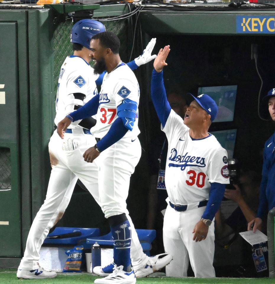 　３回、２ランを放った大谷を迎えるロバーツ監督（撮影・堀内翔）
