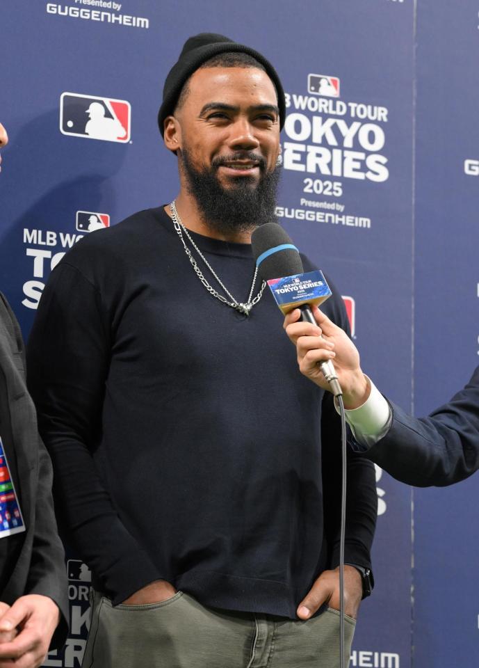 　私服でヒーローインタビューを受けるＴ・ヘルナンデス（撮影・伊藤笙子）