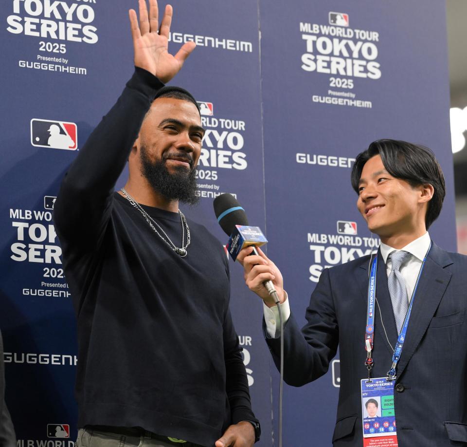 　私服でヒーローインタビューを受けるＴ・ヘルナンデス（撮影・伊藤笙子）